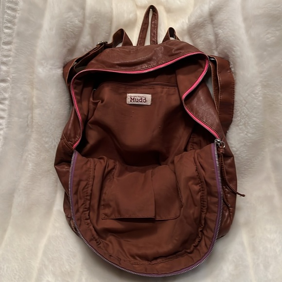 Saddle Brown Backpack 🎒 with Hot pink zipper. - Picture 4 of 5